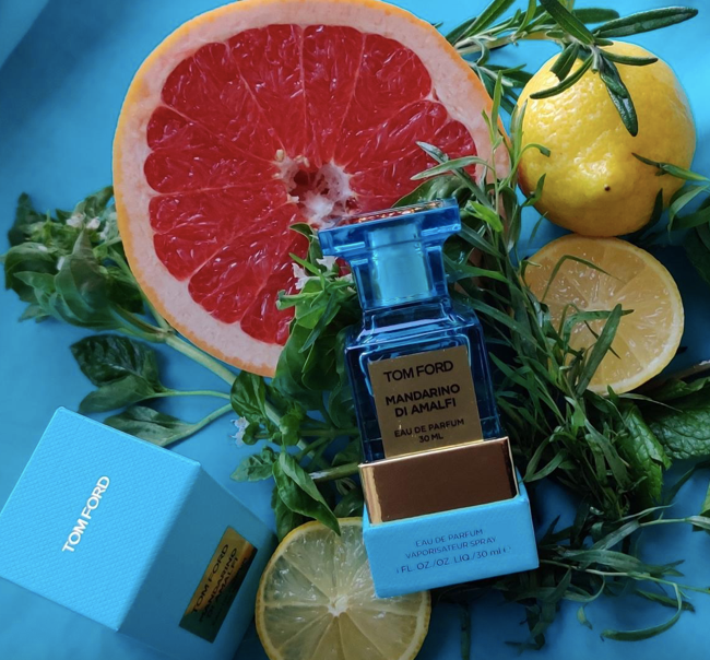 Effervescent. Textured. Luminous.  Private Blend Mandarino Di Amalfi captures the calm idyll of the whitewashed villas dotting the cliffsides of Amalfi.  Citrus fruits waft their aroma with a tonic-like effect, and evening comes on with a warm breeze of night-blooming flowers; the air is scented with mint, thyme and wildflowers.  A fragrance for men and women.  Top notes: Bergamot, Marine accord  Heart: Mint, Thyme, Wildflower  Base notes: Woody notes